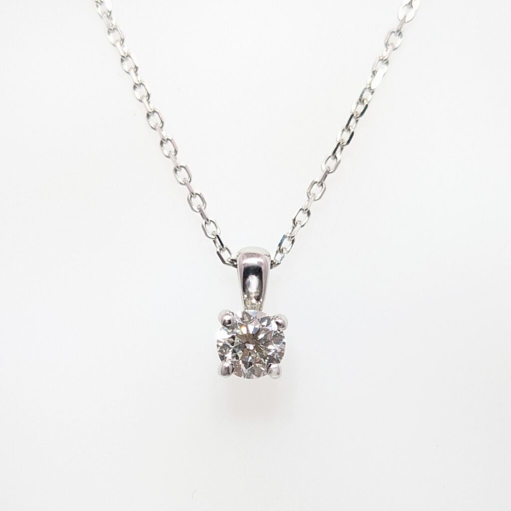 round diamond pendant necklace in 18ct white gold