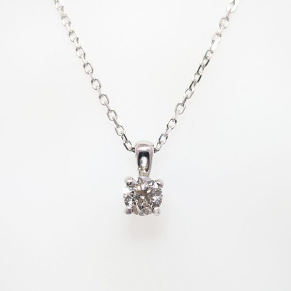 Discover our 0.32ct Diamond Pendant in 18ct White Gold on an 18" Trace Chain. Diamond Colour F. SI2 Clarity. GIA certified.