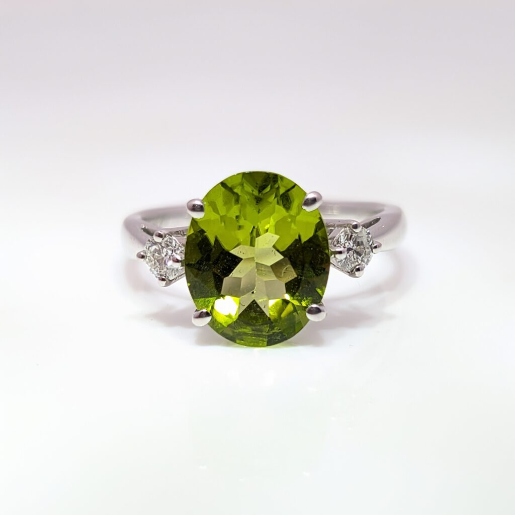 oval peridot & diamond trilogy ring in 9ct white gold
