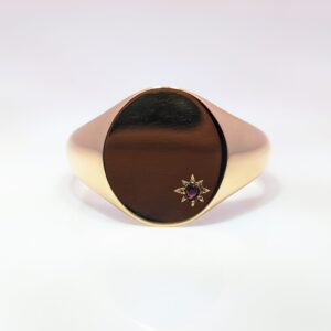 An investment piece that speaks to both tradition and modernity, this ring is sure to become a cherished part of your collection for years to come.