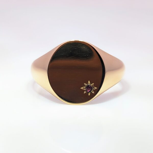 An investment piece that speaks to both tradition and modernity, this ring is sure to become a cherished part of your collection for years to come.
