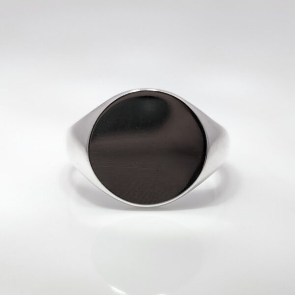 Discover our elegant round shaped mens signet ring, meticulously crafted from sterling silver. Featuring a 13mm face ideal for personal engravings.