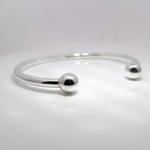 An iconic classic - the torque bangle has been worn for centuries. Our Silver Mens Solid Torque Bangle weighs 33.88gms.