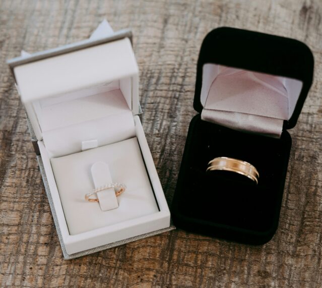 wedding rings in gift boxes