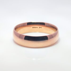Discover our 6mm Court Wedding Band in 9ct Rose Gold. A slightly wider band offering more presence on the finger without feeling too bulky. Perfect for those who want a bolder, yet comfortable option.