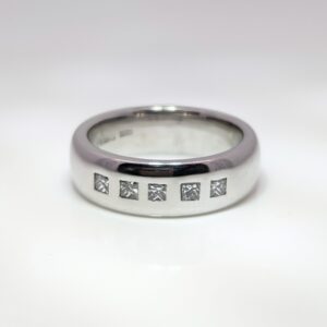 Locally sourced pre-loved vintage and antique jewellery at Aleks Jewellers. Discover our Pre-Loved Mens Diamond Set Band in 18ct White Gold.