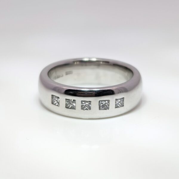 Locally sourced pre-loved vintage and antique jewellery at Aleks Jewellers. Discover our Pre-Loved Mens Diamond Set Band in 18ct White Gold.