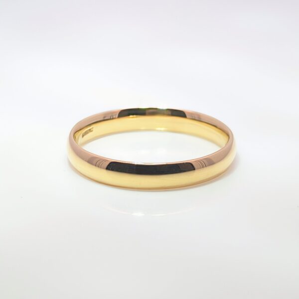 Discover our 3mm Traditional Court Light Wedding Band in 18ct Yellow Gold. A Court wedding ring that is round on the inside and round on the outside.Slim and elegant in appearance it provides a classic, rounded profile designed to be delicate and comfortable.