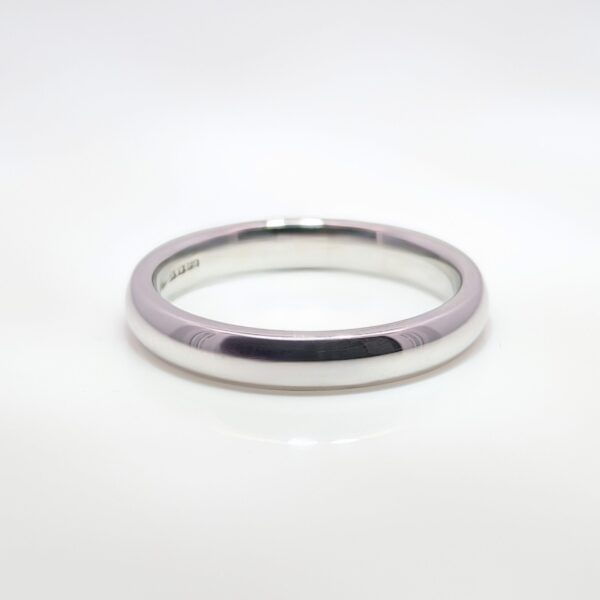 Discover our 3mm Court Wedding Band in 9ct White Gold. A wedding ring that has a rounded interior and a slightly domed exterior. It offers a soft, elegant profile with a comfortable fit and are suitable for most people looking for a blend of strength and style.