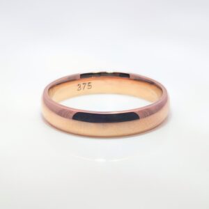 Discover our 4mm Traditional Court Plain Wedding Band in 9ct Rose Gold. A balanced width that’s neither too narrow nor too wide, providing a versatile and classic appearance for both men and women.