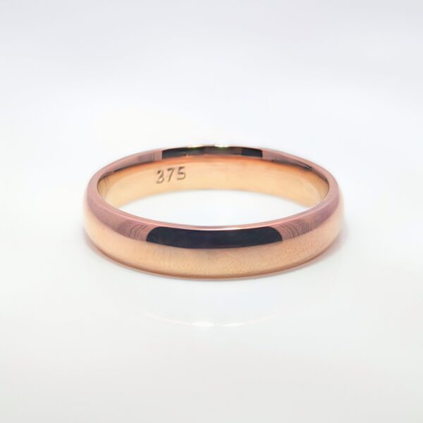 Discover our 4mm Traditional Court Plain Wedding Band in 9ct Rose Gold. A balanced width that’s neither too narrow nor too wide, providing a versatile and classic appearance for both men and women.