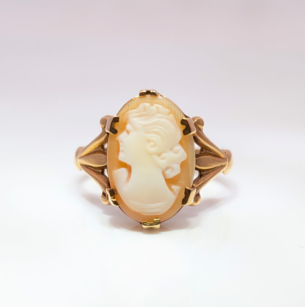 Vintage pre-loved oval cameo ring in 9k yellow gold