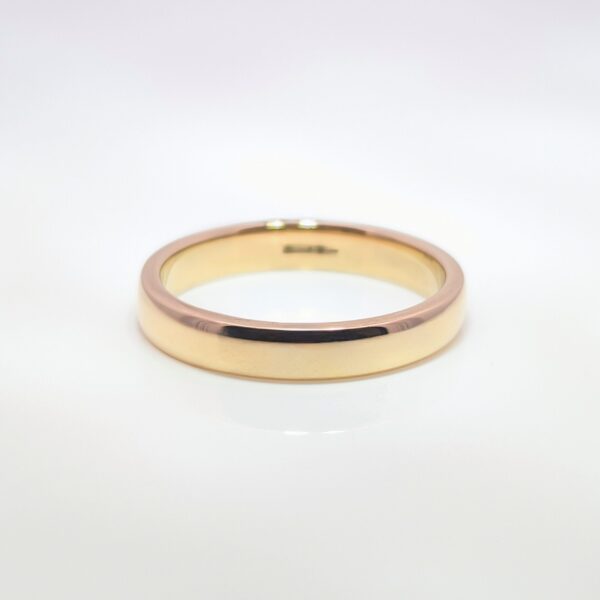 Discover our 3mm Soft Court Medium Wedding Band in 9ct Yellow Gold. A variation of the traditional court with a slightly more subtle curve inside, offering a comfortable fit and a smoother finish on the inner surface.