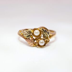 Locally sourced pre-loved vintage and antique jewellery at Aleks Jewellers. Discover our Pre-Loved Multi-Colour Leaf Design Ring with Pearls in 9ct Yellow Gold. Pearl jewellery is a timeless gift, but is especially meaningful to those with a June birthday.