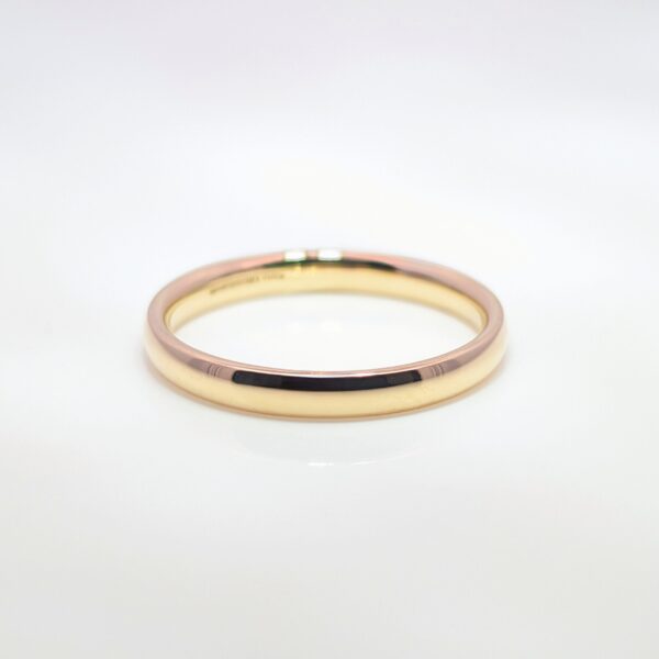 Discover our 2.5mm Court Wedding Band in 9ct Yellow Gold. A classic wedding ring that has a rounded interior and a slightly domed exterior. It offers a soft, elegant profile with a comfortable fit, combining a traditional and timeless look with a smooth, curved design.