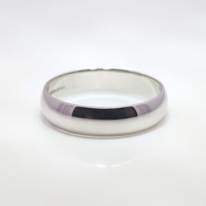 Locally sourced pre-loved vintage and antique jewellery at Aleks Jewellers. Discover our Pre-Loved 5mm Court Wedding Band 9ct White Gold. A moderate width that suits most individuals looking for a noticeable yet still understated wedding band.