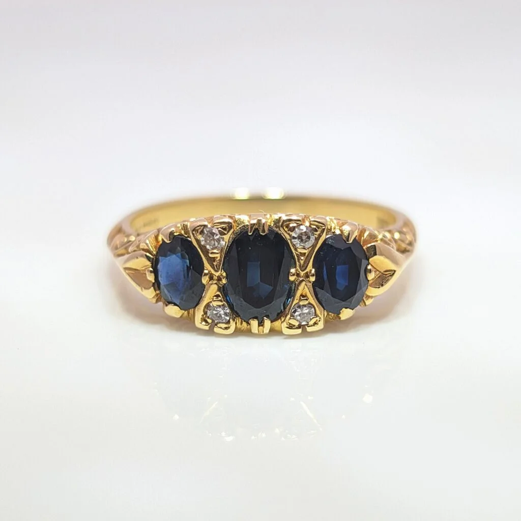 Vintage pre-loved sapphire trilogy ring in 18k yellow gold