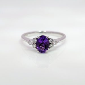 Oval Amethyst and Diamond Ring 9k White Gold | 39371