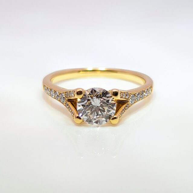 18ct Yellow Gold Round Brilliant Cut Diamond 1.28ct with Diamond Shoulders. IGR Certificated.