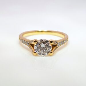 18ct Yellow Gold Round Brilliant Cut Diamond 1.28ct with Diamond Shoulders. IGR Certificated.