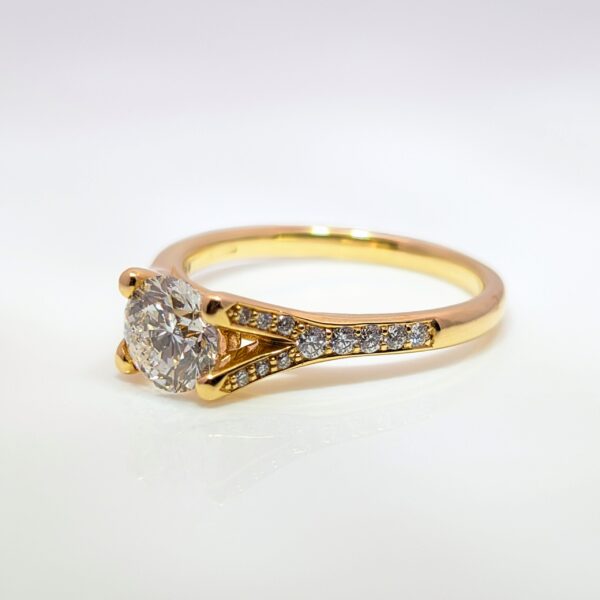 18ct Yellow Gold Round Brilliant Cut Diamond 1.28ct with Diamond Shoulders. IGR Certificated.