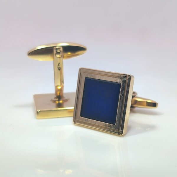 Discover our Pre-Loved Lapis Cufflinks in 18ct Yellow Gold. The cufflinks are secured by a simple T-bar fastening for easy wear, offering an impeccable finish to any sharp suit or formal occasion. Dimensions -16mm x 16mm