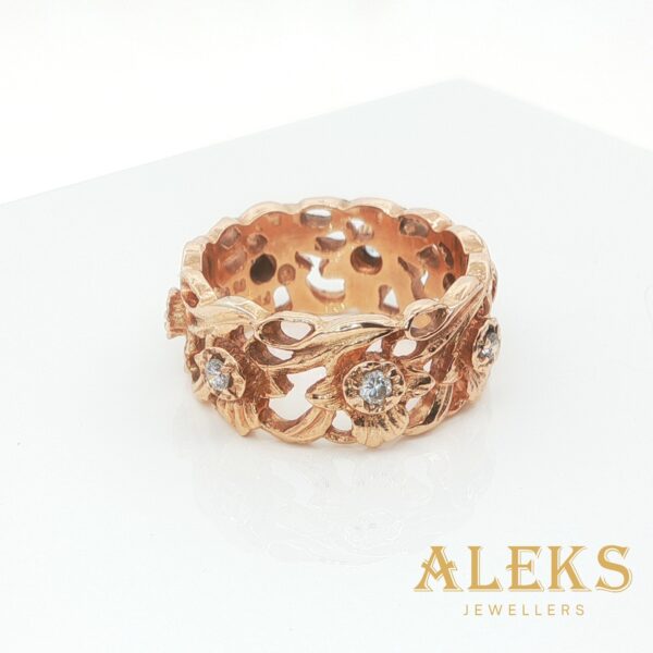 Pre-Loved Patterned Diamond Ring 14k Yellow Gold