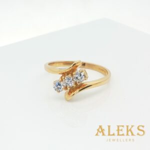 Pre-Loved 3-Diamond Crossover Ring 18k Yellow Gold | 10056
