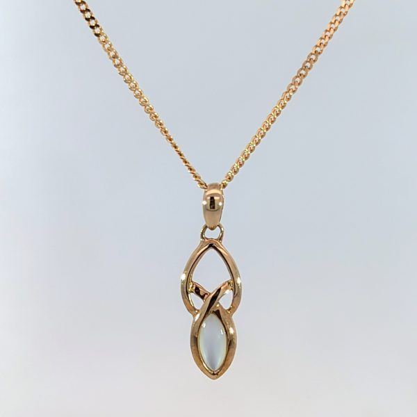 Pre-Loved Mother of Pearl Pendant 9k Yellow Gold | 23606