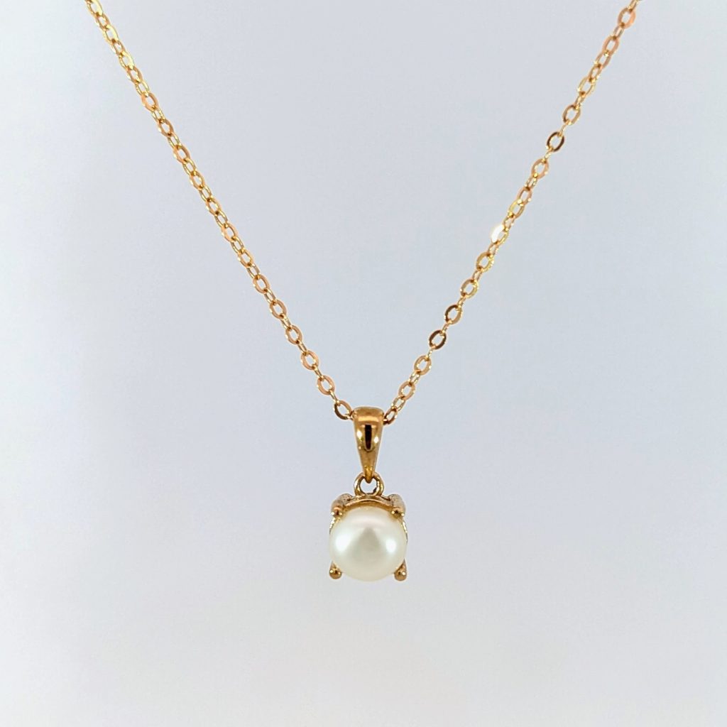freshwater pearl round pendant necklace in 9ct yellow gold