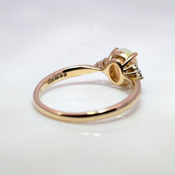 Oval Opal and Diamond Ring 9K Yellow Gold | 40983 - Image 3