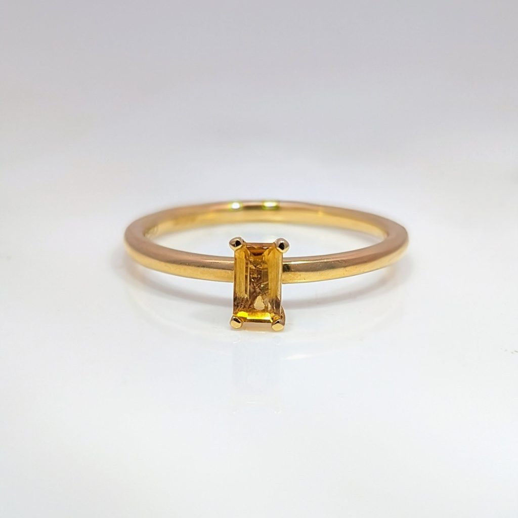 baguette-cut citrine ring in 18k yellow gold