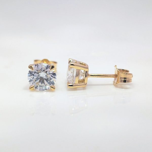 Choose a claw setting for your earrings to enhance their sparkle and securely showcase your gemstones. Discover our 2.07ct Lab-Grown Diamond Stud Earrings in 18k Yellow Gold