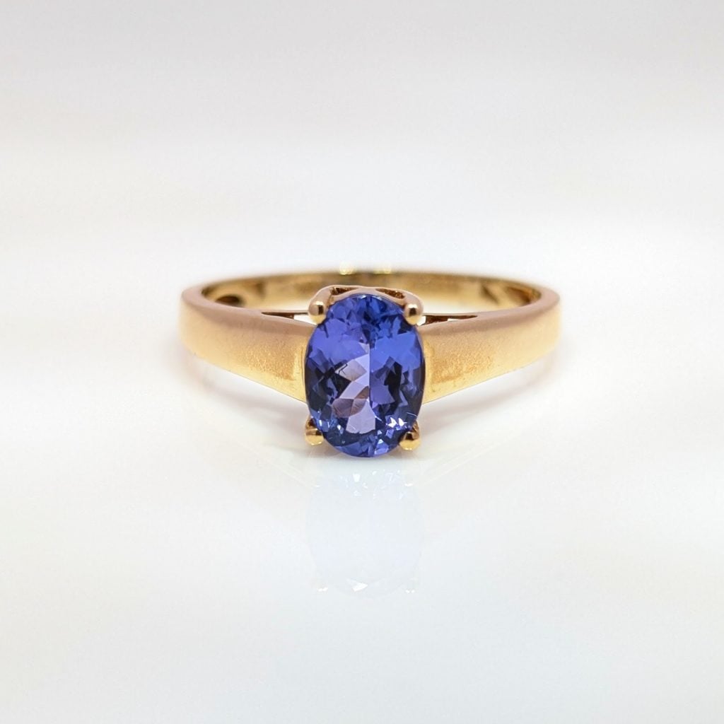 Vintage pre-loved oval tanzanite ring in 18k yellow gold