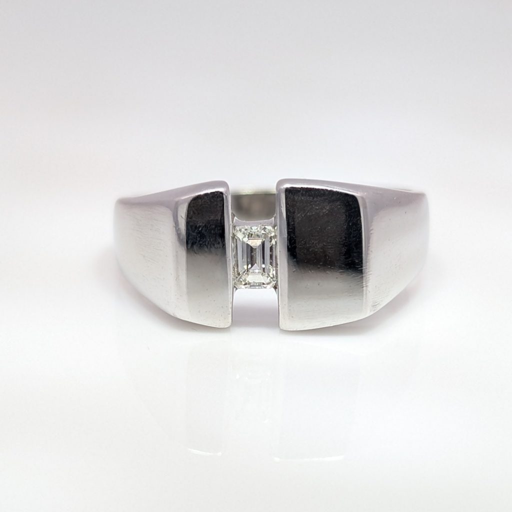 Pre-loved gents diamond cut-out ring in 18k white gold