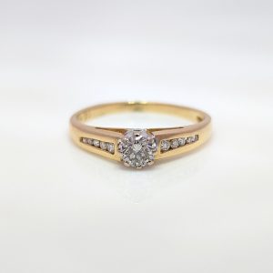 Pre-Loved Round Brilliant Cut Diamond with Bezel Set Diamond Shoulders 18k Yellow Gold | 40955