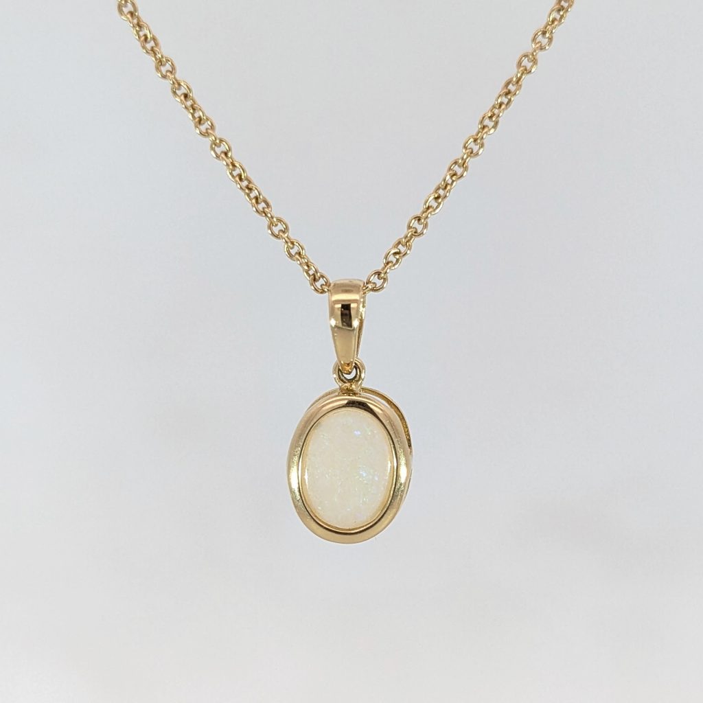 Vintage pre-loved oval opal necklace in 18k yellow gold