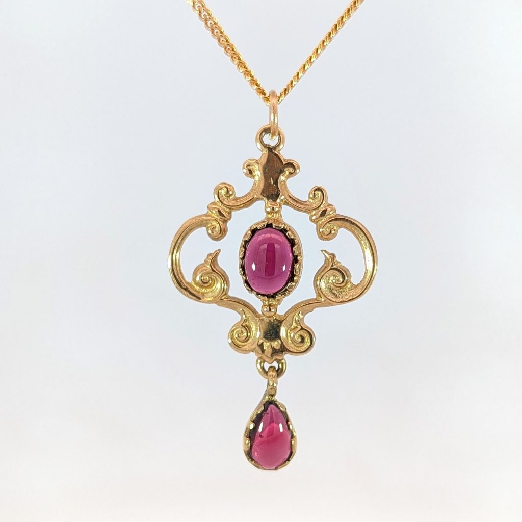 Vintage pre-loved decorative garnet necklace in 9k yellow gold