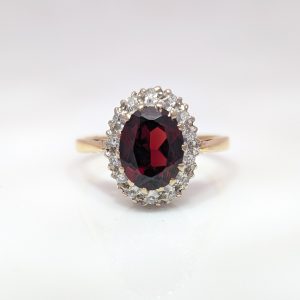 Pre-Loved Oval Garnet & Diamond Cluster Ring 18k Yellow Gold | 39386