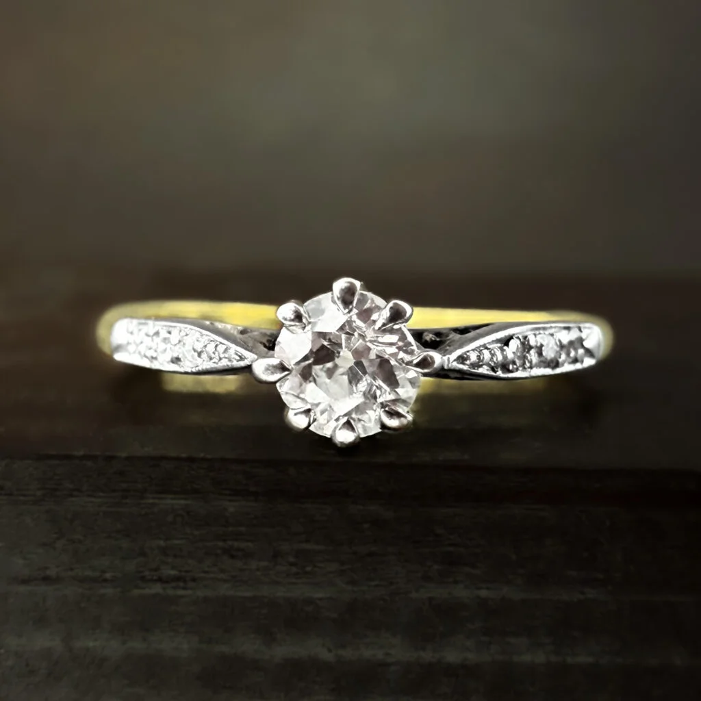 Pre-Loved Solitaire Diamond Ring With Diamond Set Shoulders 18k Yellow Gold | 40015