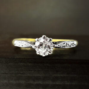 Pre-Loved Solitaire Diamond Ring With Diamond Set Shoulders 18k Yellow Gold | 40015