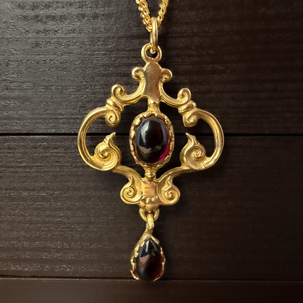 Pre-Loved Decorative Garnet Necklace 9k Yellow Gold | 36355