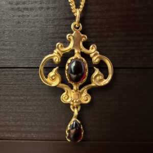 Pre-Loved Decorative Garnet Necklace 9k Yellow Gold | 36355