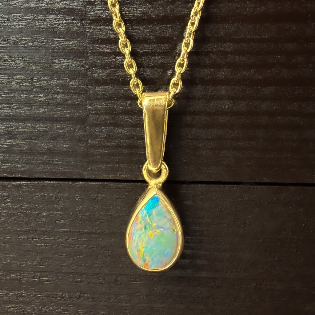 Pre-Loved Delicate Teardrop Opal Pendant 18k Yellow Gold | 32860