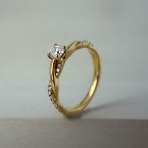 0.20ct Round Brilliant Cut Diamond Twist Ring 18k Yellow Gold | 32815